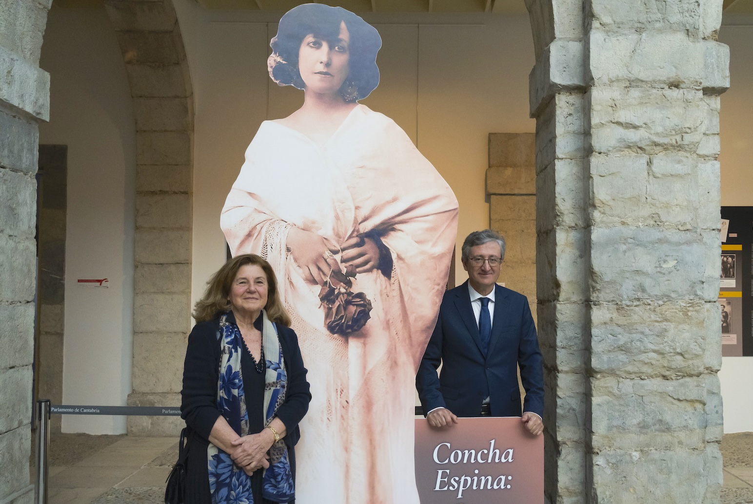 Concha de la Serna junto a Jesús Blázquez en la exposición sobre Concha Espina