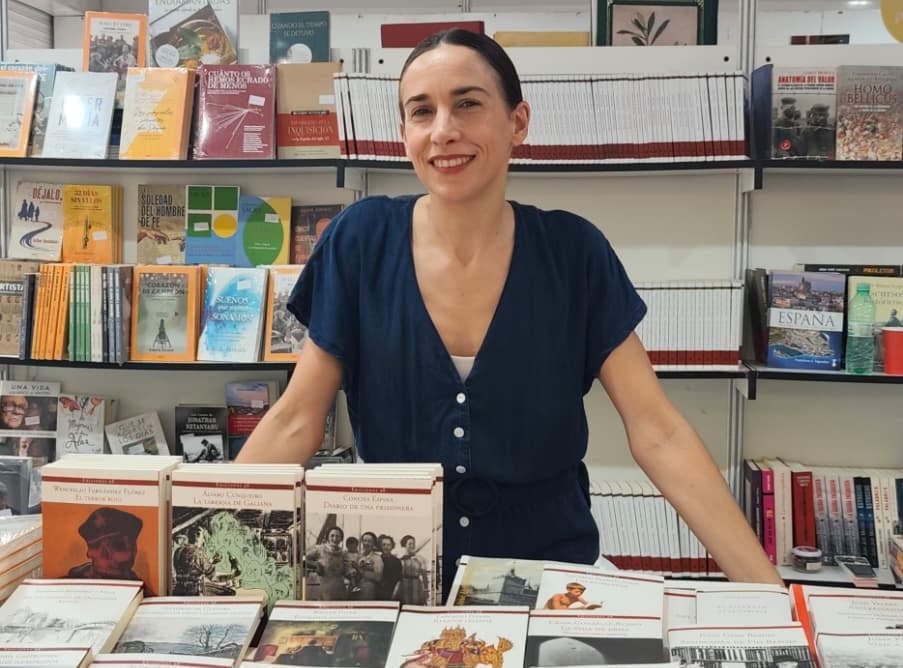 La actriz Rebeca Fer en el puesto de Ediciones 98 en la Feria del Libro de Madrid